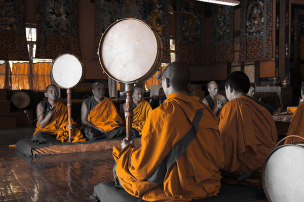 Cérémonie des moines tibétains du monastère de Nechung