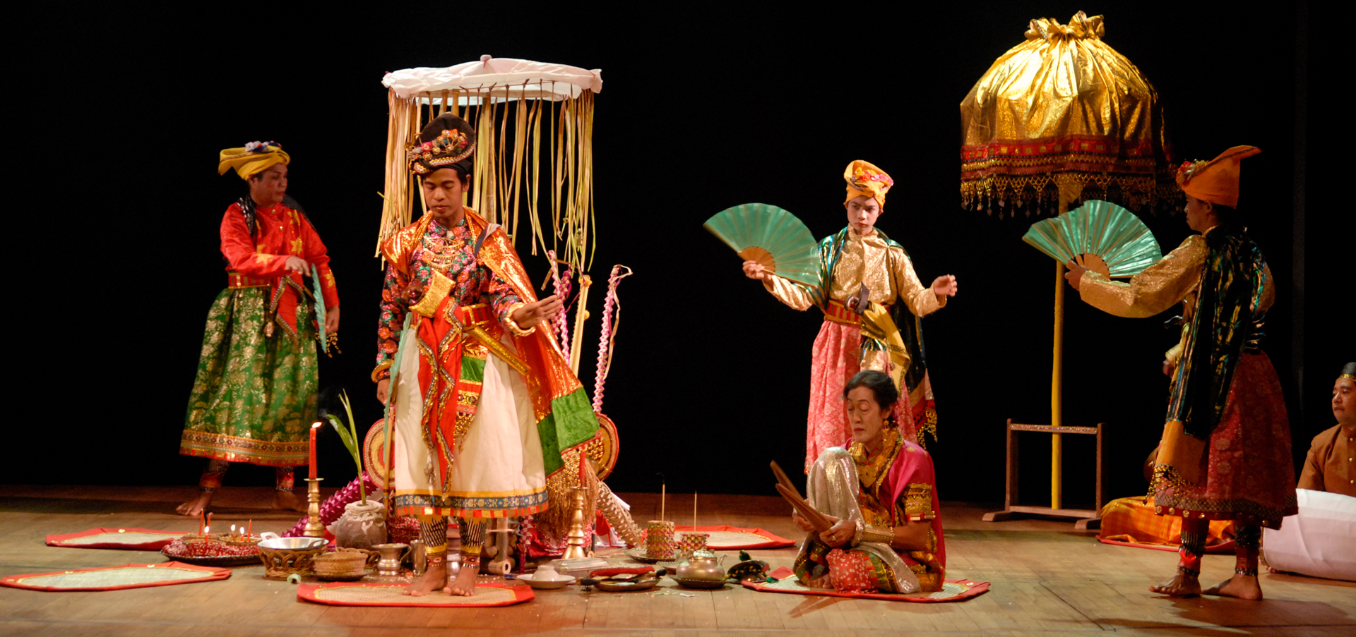 Danses des bissu de Sulawesi