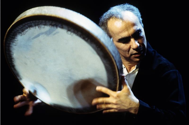 Ali Akbar Moradi, chant et tanbûr / Abbas Bakhtiari et Pejman Hadadi, tambours daf et tombak